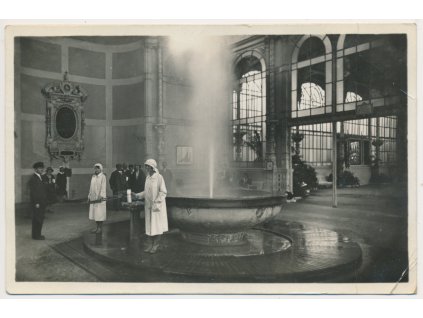 25 - Karlovy Vary, oživená partie u vřídla, cca 1933, vada v růžku