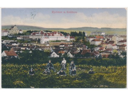 57 - Rychnov nad Kněžnou, oživený pohled na město s vojáky, cca 1913