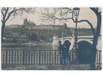 49 - Praha, oživená partie s pohledem na Hradčany a Mánesův most, 1922