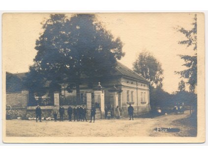 51 - Praha-západ, Ptice, místní obyvatelé obce před domem, cca 1927