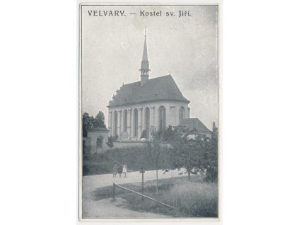 27 - Kladensko, Velvary, oživená partie před kostelem sv. Jiří, cca 1940