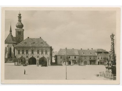 27 - Kladensko, Velvary, oživená partie z náměstí s automobilem, cca 1955