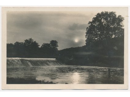 38 - Náchodsko, Babiččino údolí, Západ slunce nad Viktorčiným splavem, 1923