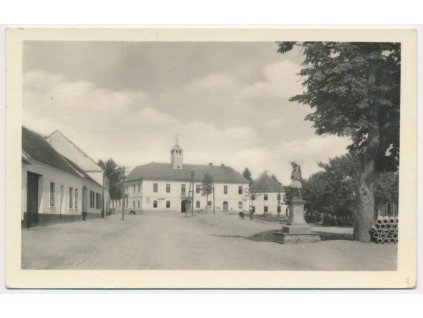 74 - Znojemsko, Vémyslice, partie s radnicí na návsi, cca 1960