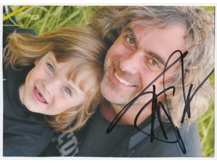 Matonoha Tomáš (1971), herec, moderátor, výstřižek z časopisu s vl. podpisem