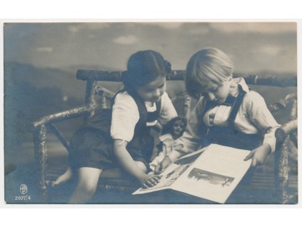 Námětová pohlednice, Holčičky si čtou knížku, cca 1922