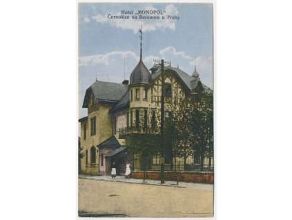 51 - Praha-západ, Černošice, oživená partie před Hotelem Monopol, 1918