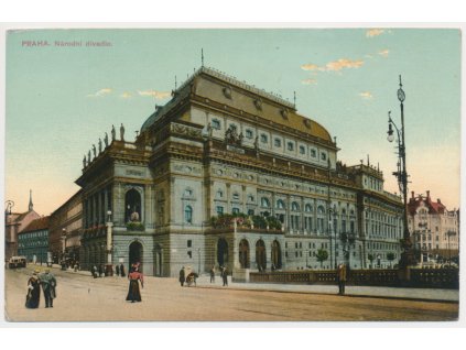 49 - Praha, oživená partie před Národním divadlem, cca 1919