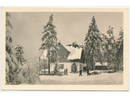 07 - Břeclavsko, Mikulov, oživená zimní partie u Zotavovny ROH, cca 1953