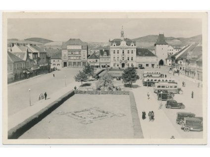 02 - Beroun, pohled na oživené náměstí s automobily a autobusy, 1949