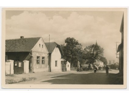 49 - Praha, Hrnčíře, oživená partie z návsi, cca 1949