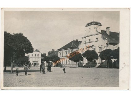 44 - Pardubicko, Dašice, oživené náměstí, Grafo Čuda, cca 1943