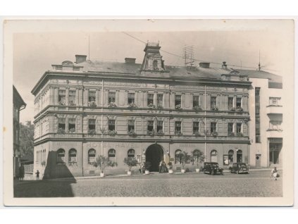 57 - Rychnov nad Kněžnou, Hotel Havel, lidé, automobily..., cca 1955