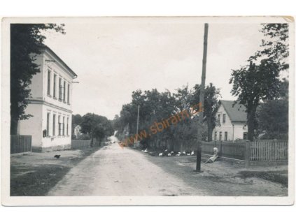 44 - Pardubicko, Bělečko, oživená ulice, Grafo Čuda, cca 1943