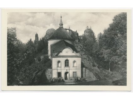 57 - Rychnovsko, Potštejn, partie s kaplí pod hradem, cca 1951