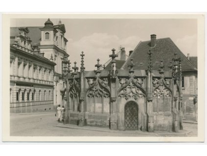31 - Kutná Hora, oživená partie u Kamenné kašny, cca 1950