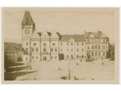 64 - Tábor, oživené náměstí, radnice, cca 1950