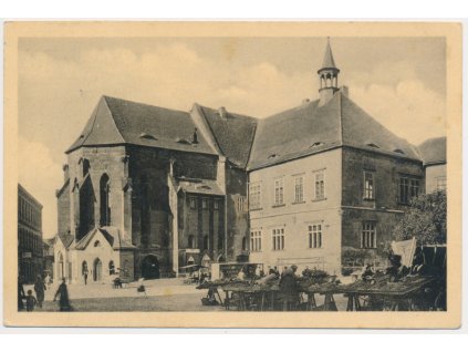 09 - Chomutov, oživená partie s tržištěm před radnicí, cca 1947