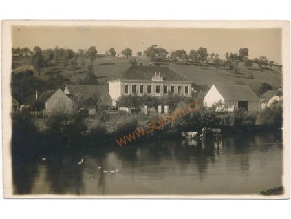 67 - Třebíčsko, Biskupice u Hrotovic, část obce - škola..., cca 1930