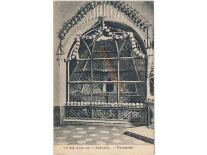 31 - Kutnohorsko, Vnitřek kostnice v Sedlci - Pyramida, cca 1906