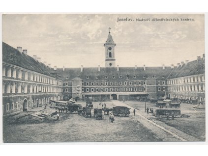 38 - Náchodsko, Josefov, oživené nádvoří dělostřeleckých kasáren, cca 1909