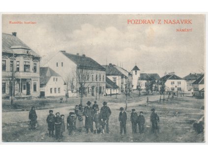 10 - Chrudimsko, Nasavrky, oživené náměstí, Rudolfův hostinec, cca 1909