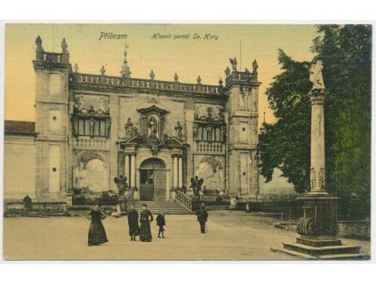 54 - Příbram, oživená partie před Hlavním portálem Svaté Hory, cca 1908