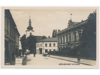 66 - Trutnovsko, Dvůr Králové nad Labem, oživená ulice se Zmrzlinářem, cca 1935