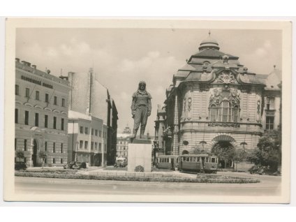Slovensko, Bratislava, pomník M. R. Štefánika, tramvaje..., cca 1944