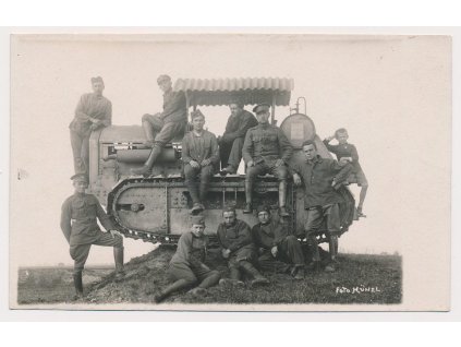 ČSR, Armáda, Obsluha ukořistěného německého traktoru "V D" při odpočinku, cca 1920