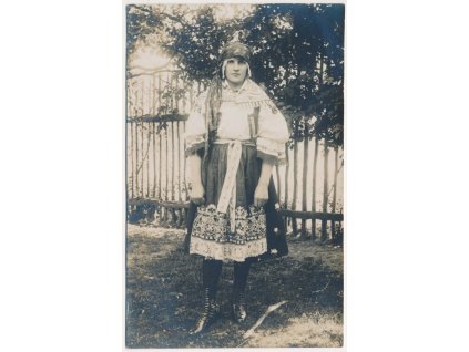 Dívka v lidovém kroji z obce Červený Újezd, cca 1910