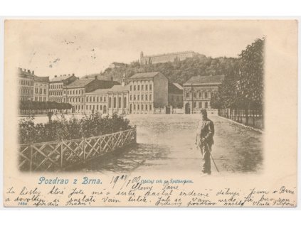 04 - Brno, oživený Obilní trh, v pozadí Špilberk, cca 1900