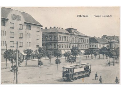 Maďarsko, Debrecen, Ferenc József-út, oživená ulice s tramvají, cca 1915