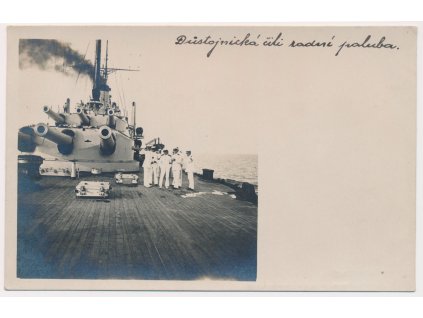 Ze života Čechoslováků v námořnictvu, Paluba na zádi s důstojníky