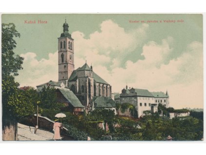 31 - Kutná Hora, oživená partie s pohledem na kostel sv. Jakuba a Vlašský dvůr, 1908