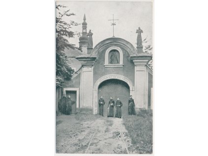 51 - Praha-západ, Červený Újezd, oživená partie před klášterem, cca 1925