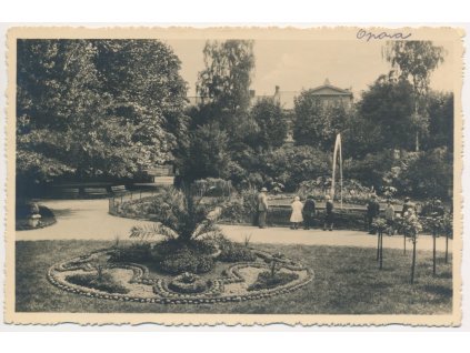 42 - Opava, oživená partie ze sadů u muzea, cca 1930