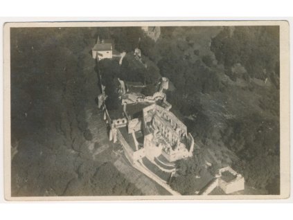 16 - Frýdeckomístecko, hrad Hukvaldy, letecký pohled č. 72, cca 1922