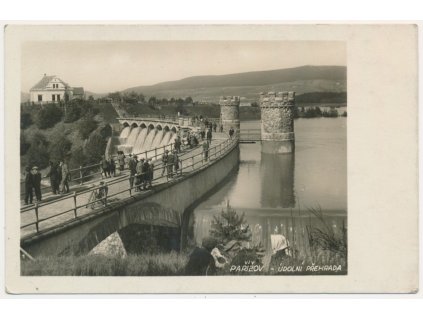 10 - Chrudimsko, Vodní nádrž Pařížov, oživená partie na hrázi, cca 1936