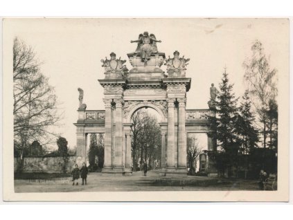 22 - Jičínsko, Hořice, Hřbitovní portál, oživená partie, cca 1939