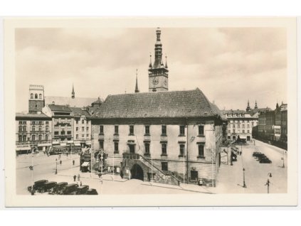 41 - Olomouc, oživený pohled na radnici, cca 1945