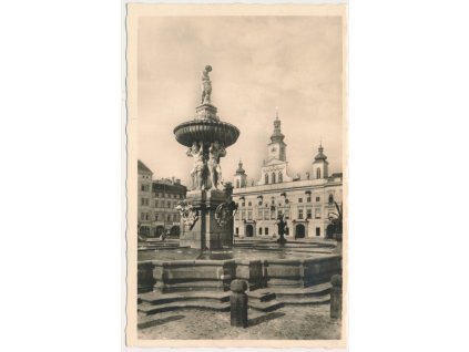 12 - České Budějovice, partie na náměstí u kašny, cca 1942