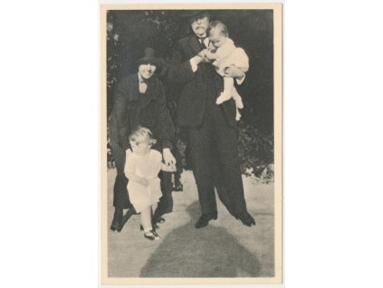 T. G. Masaryk, Pan prezident s dětmi dcery Olgy r. 1923