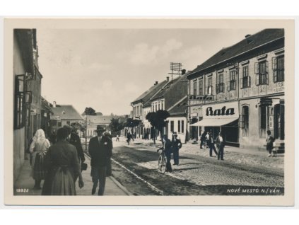 Slovensko, Nové Mesto nad Váhom, oživená ulice, cca 1939