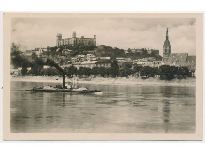Slovensko, Bratislava, Pohlad na město od řeky s parníkem, cca 1946
