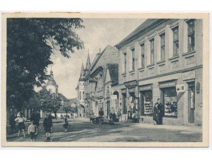51 - Praha-západ, Řevnice, oživená partie z náměstí s obchody, cca 1929