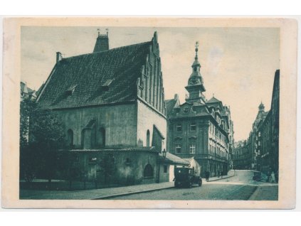 49 - Praha, Synagoga, oživená partie s automobilem, cca 1946