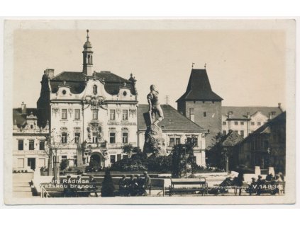 02 - Beroun, oživená partie u radnice s Pražskou branou, cca 1930