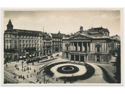 04 - Brno, oživená partie před Městským divadlem, cca 1933