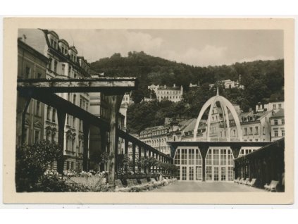 25 - Karlovy Vary, Vřídlo, V pozadí návrší Tří křížů, cca 1950